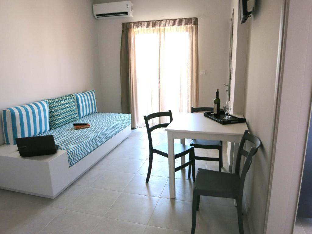 Amaryllis Aparthotel Platanias  Bilik gambar
